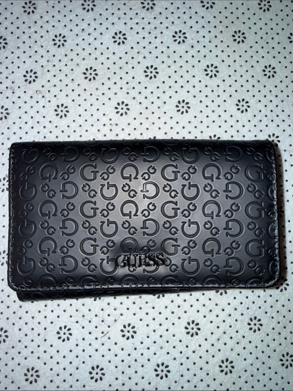 🛍NWT 🛍GUESS BLACK WITH THE G LOGO PATTERN ON THE WALLET 🛍